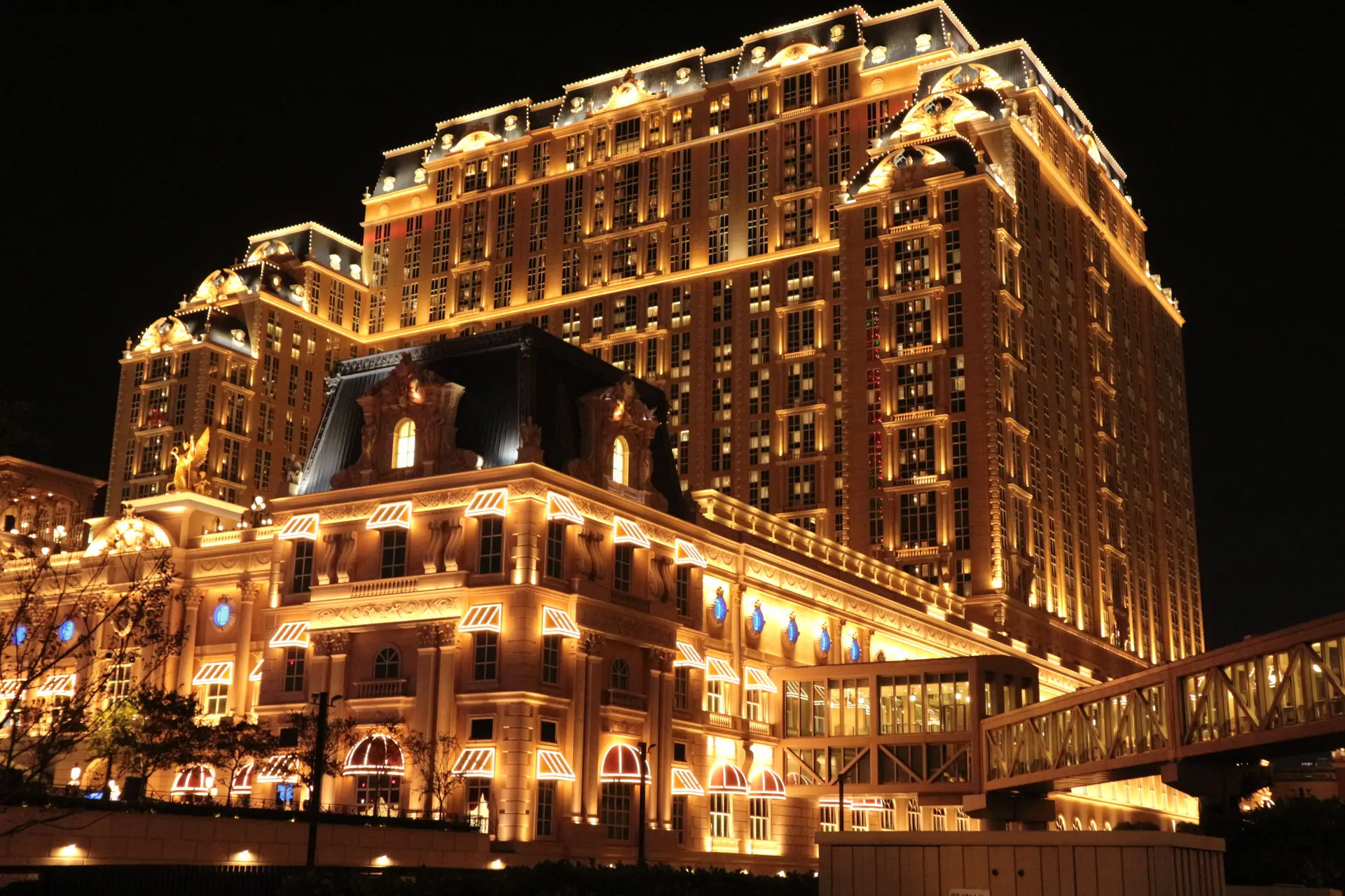 Parisian Macao resort arkitektur belyst om kvelden