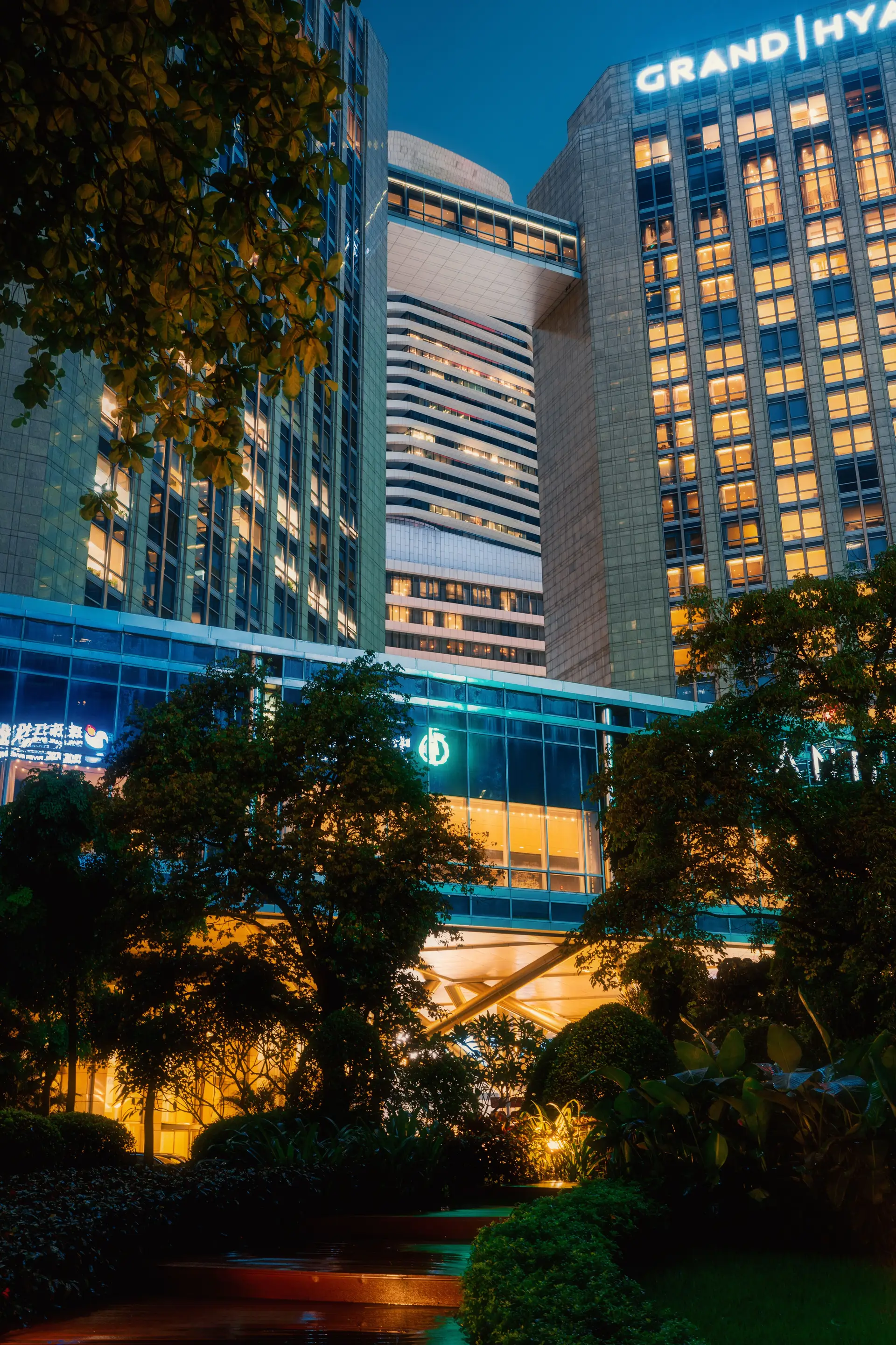 Futuristisk skyline og tropiske hager i Singapore