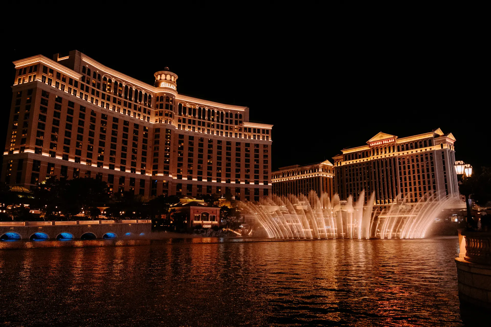 Las Vegas Strip med opplyste fontener og resorthotell