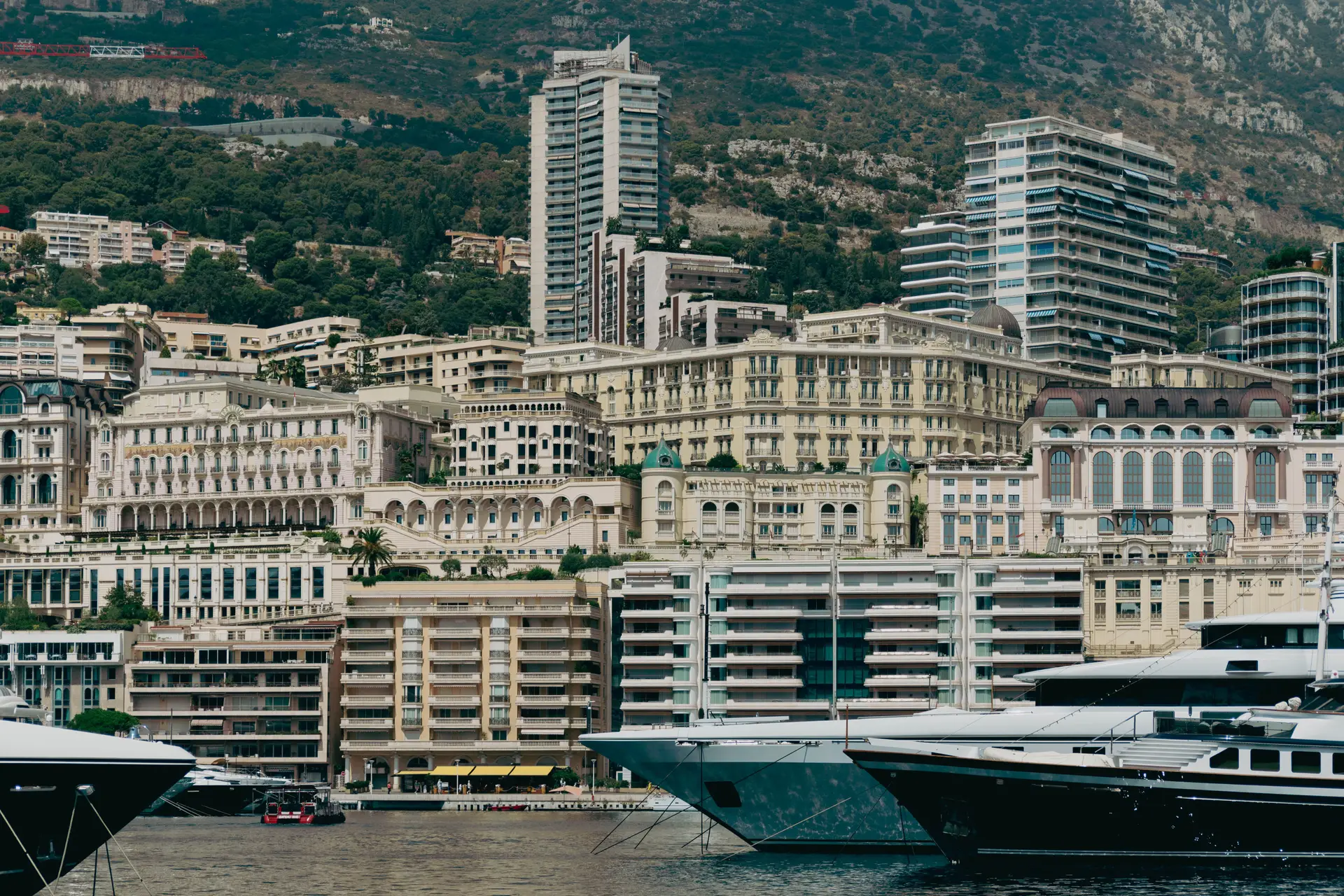 Monaco havn med luksusyachter og historisk arkitektur