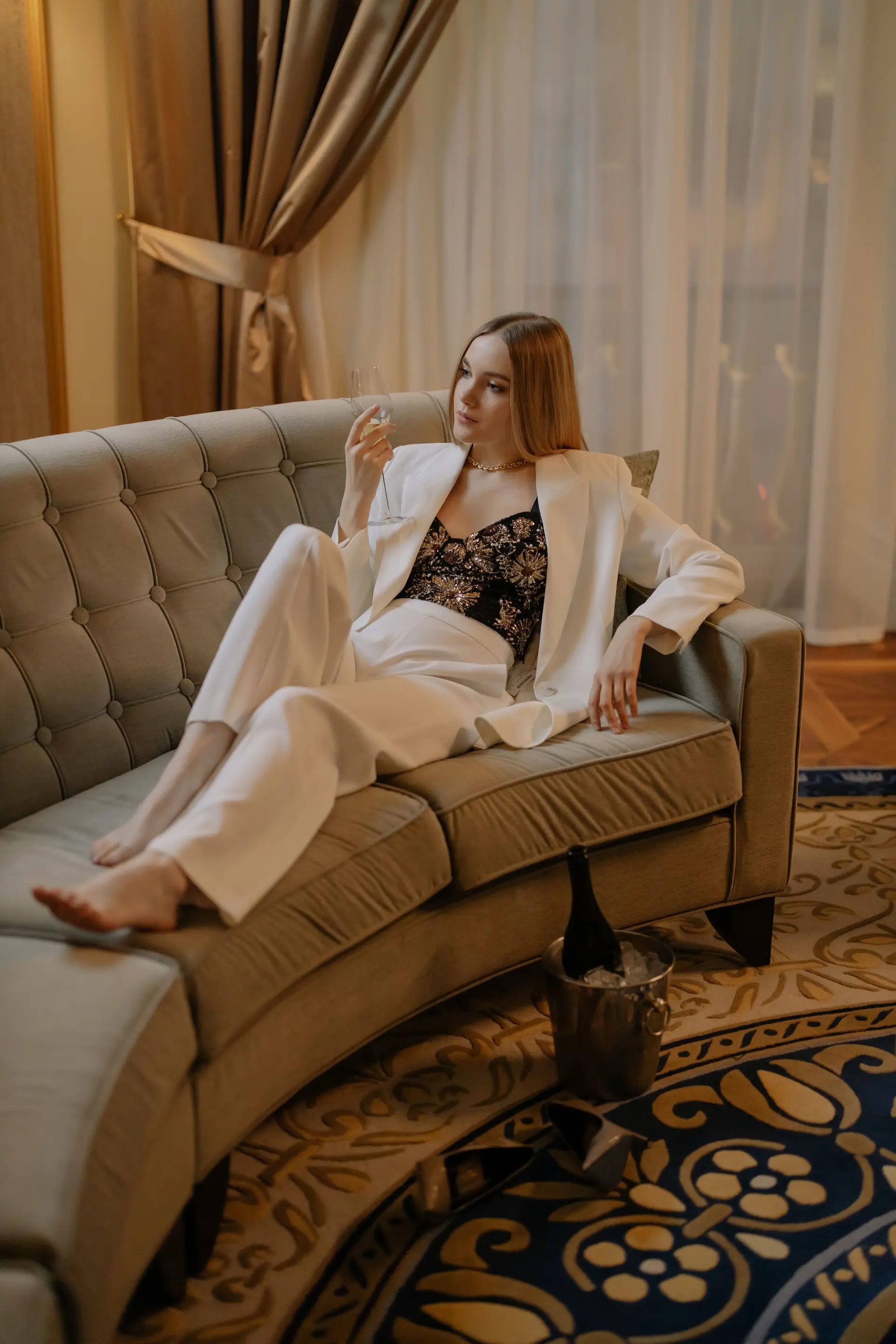Elegant gjest i hotellsuite med komfortabel innredning